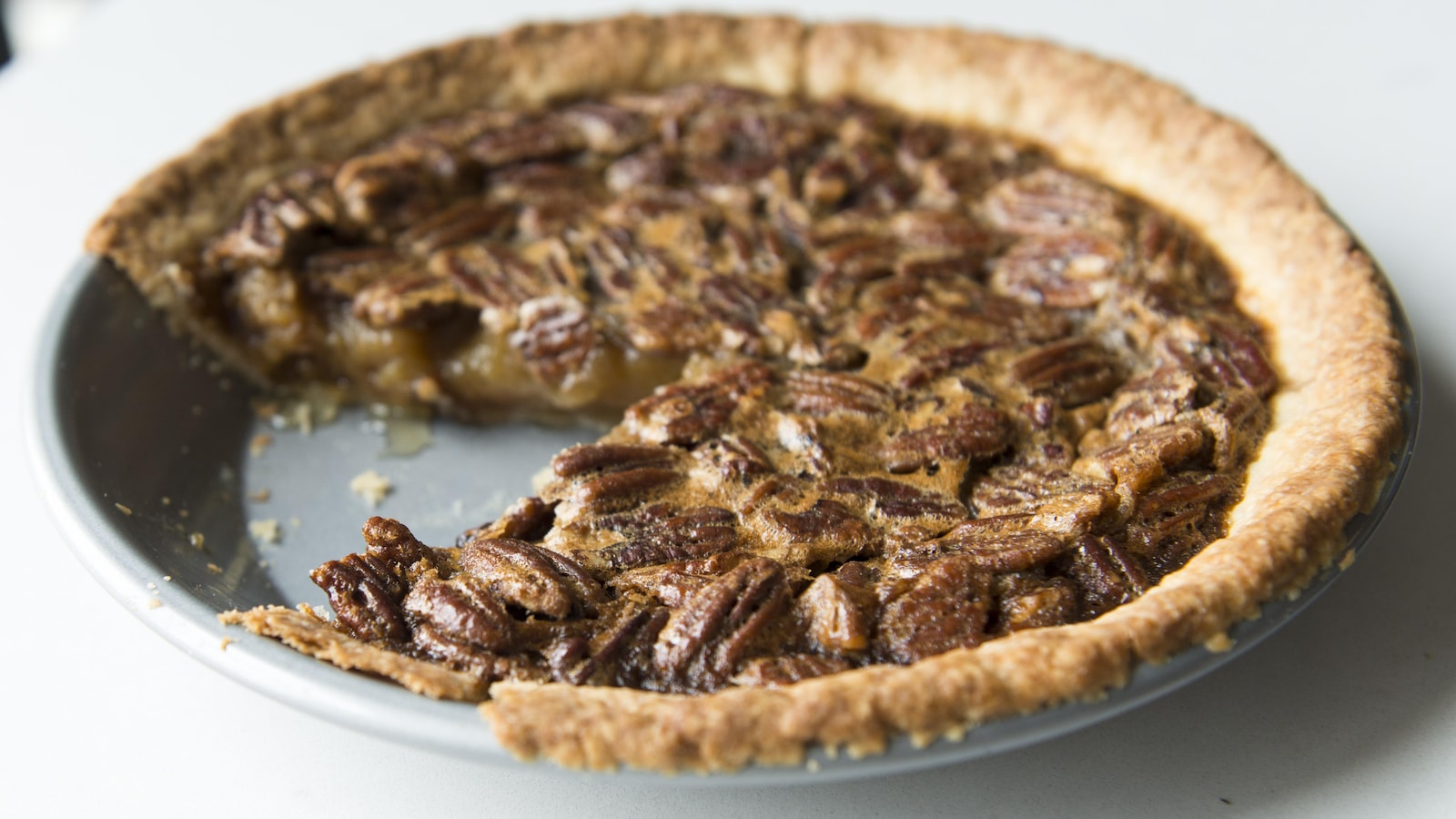 Une tarte dans une assiette d'aluminium. Une tarte dans une assiette d'aluminium.