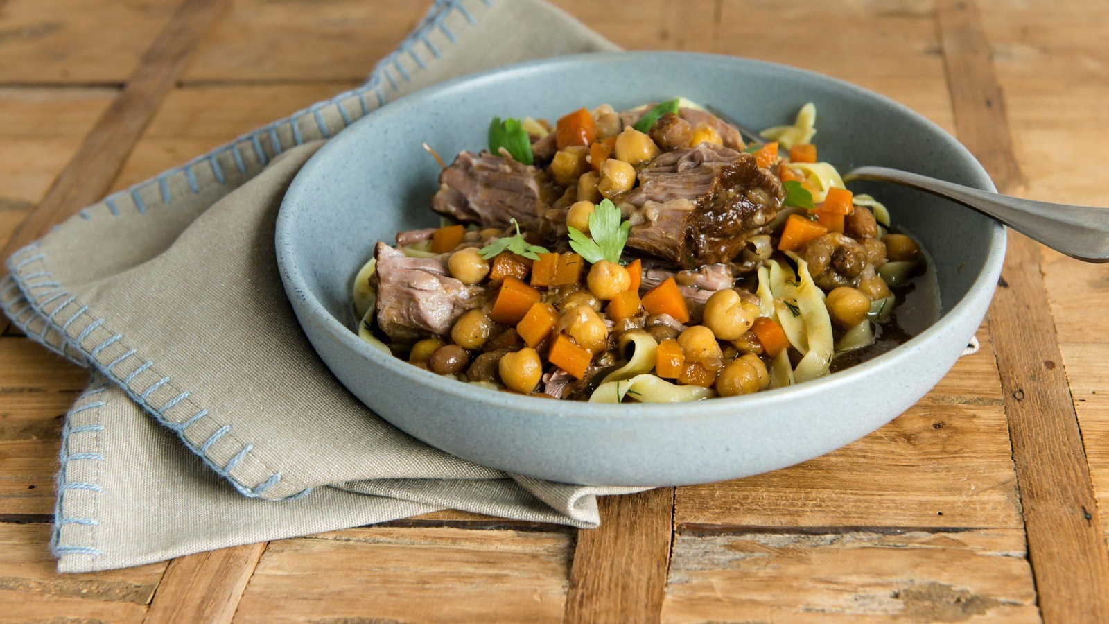 Une assiette de porc braisé aux pois chiches avec nouilles aux oeufs. Une assiette de porc braisé aux pois chiches avec nouilles aux oeufs.