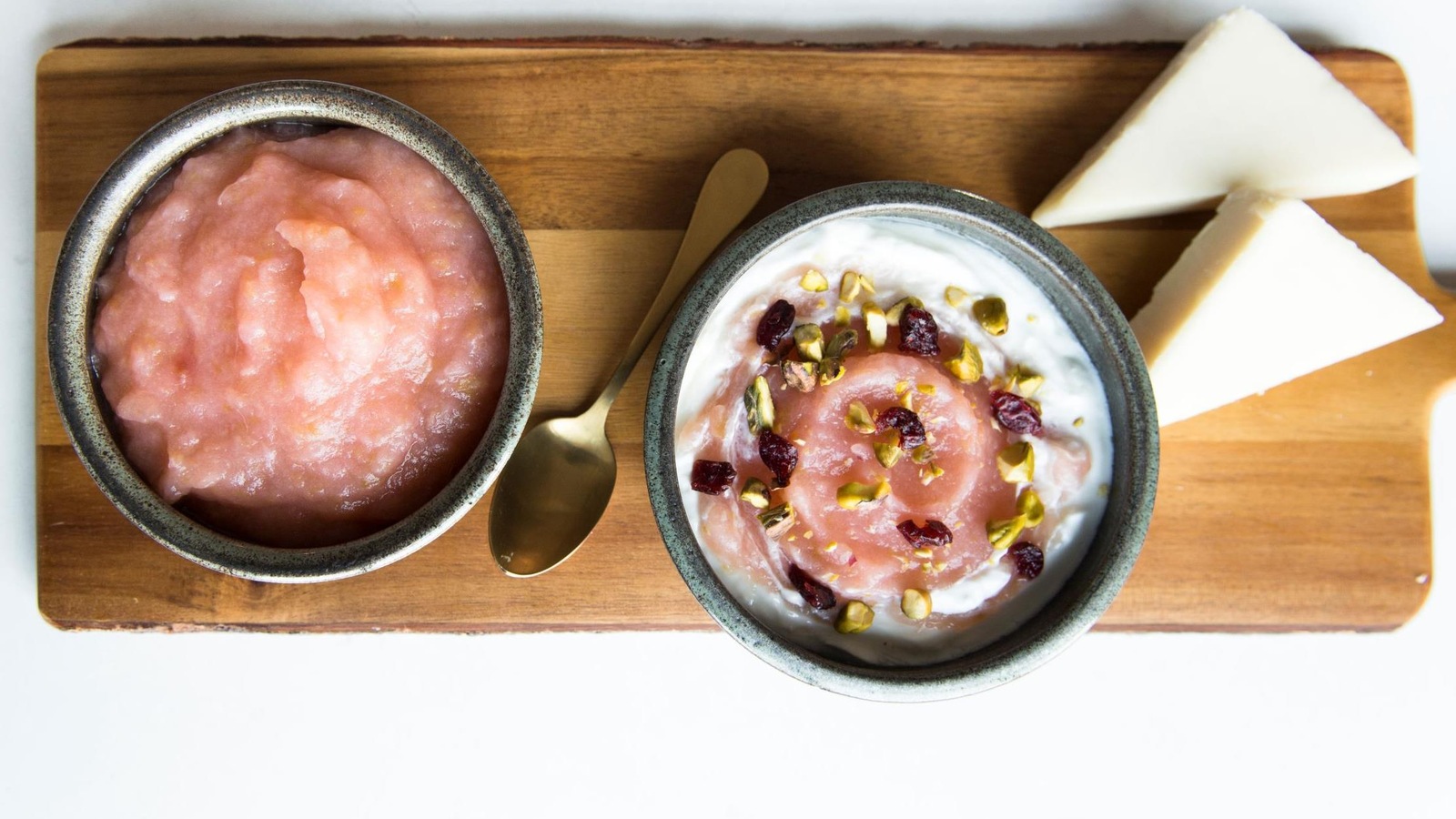 Deux bols de compote de pommes rose avec noix et canneberges séchées. Deux bols de compote de pommes rose avec noix et canneberges séchées.