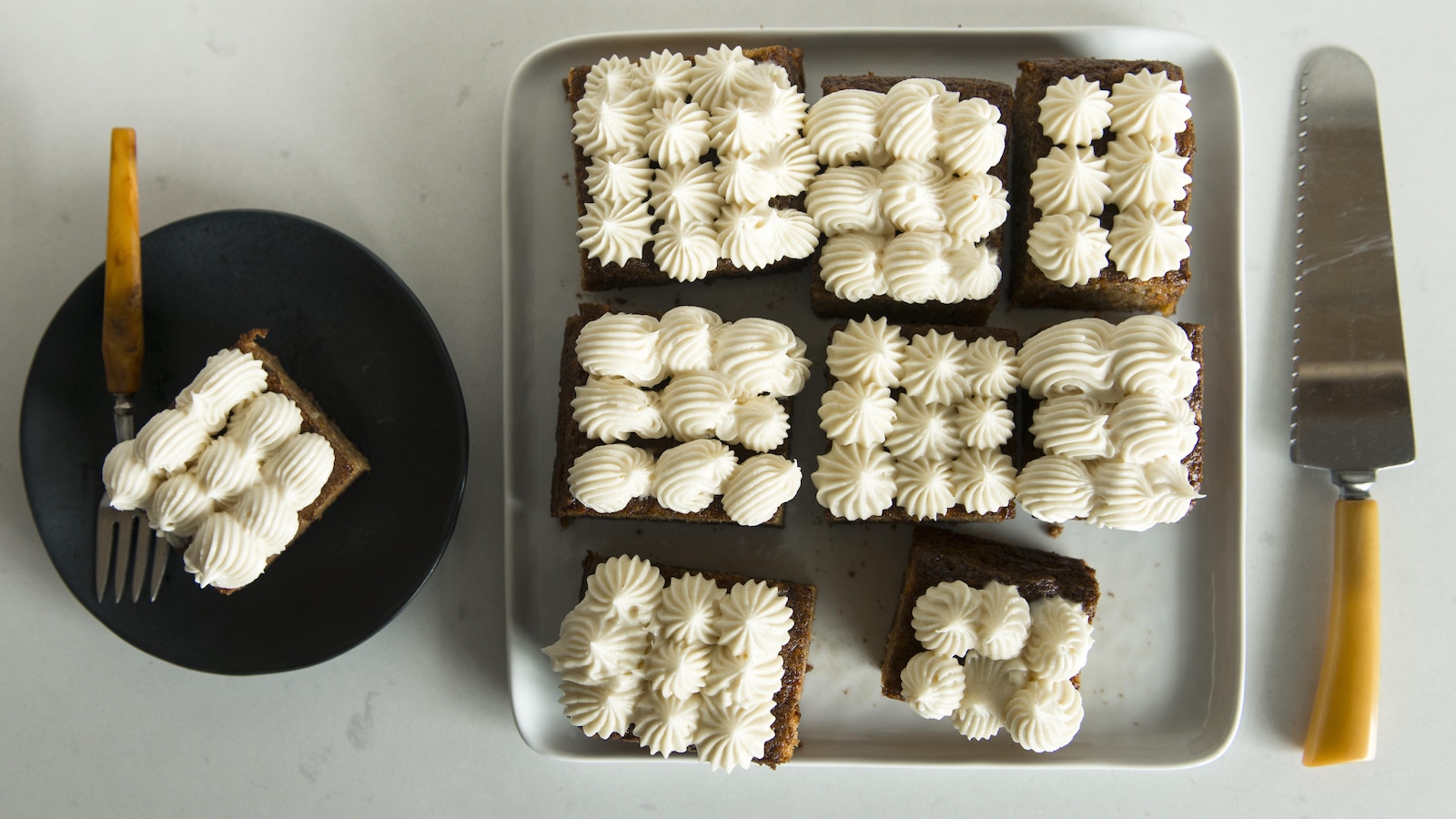 Un plateau avec des morceaux de gâteau avec du crémage et une assiette avec une portion. Un plateau avec des morceaux de gâteau avec du crémage et une assiette avec une portion.