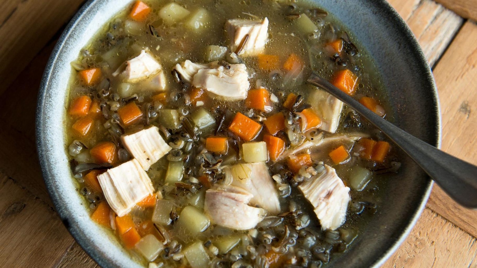 Une soupe au poulet, légumes et riz. Une soupe au poulet, légumes et riz.