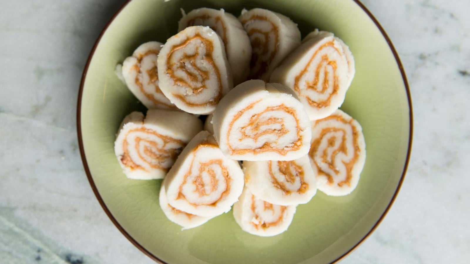Des bonbons aux patates dans une assiette Des bonbons aux patates dans une assiette