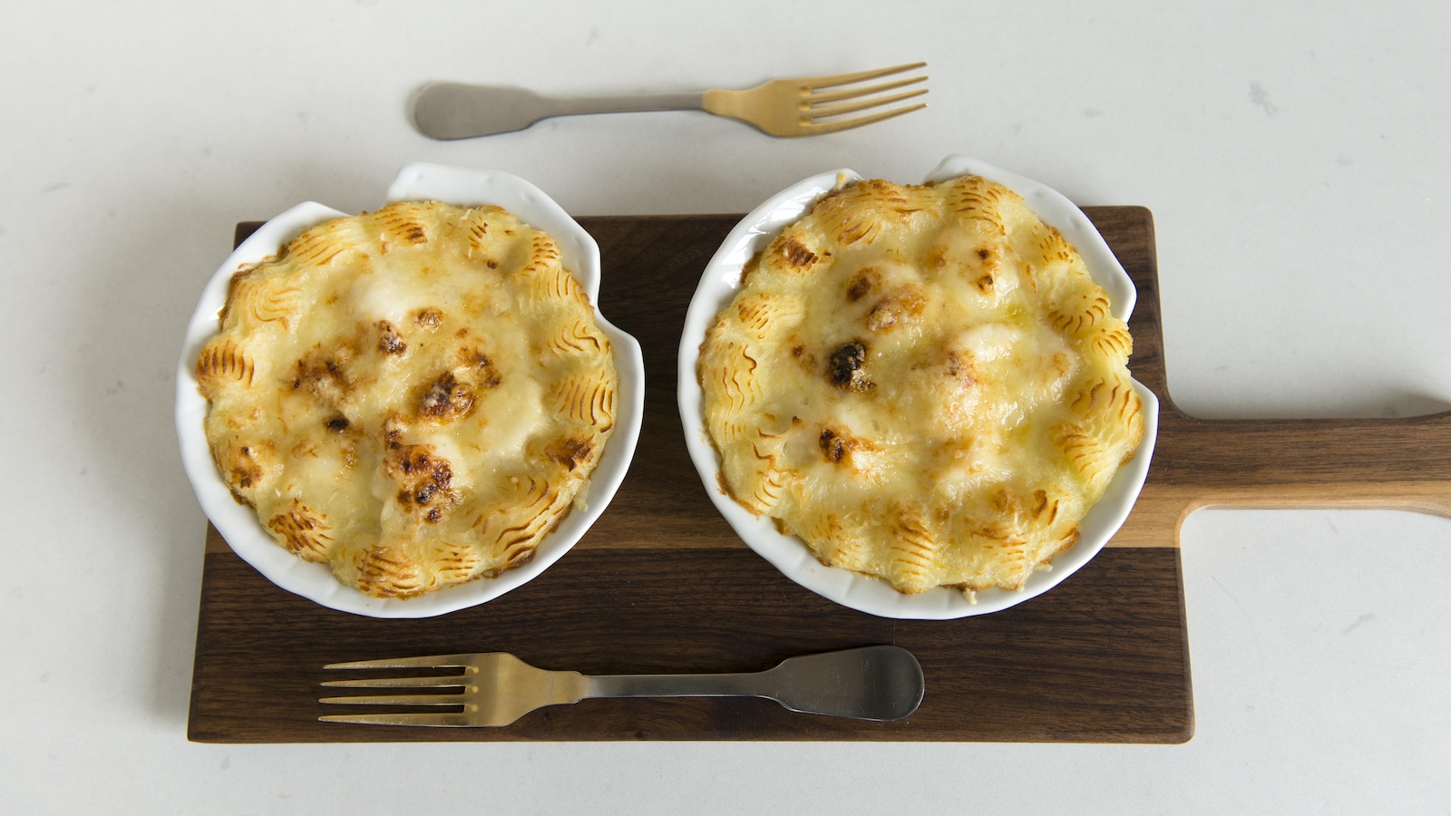 Deux gratins de fruits de mer sur une planche de bois. Deux gratins de fruits de mer sur une planche de bois.