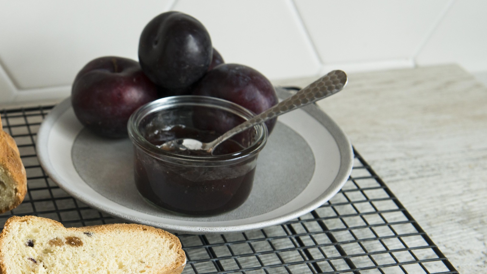 De la confiture aux prunes. De la confiture aux prunes.