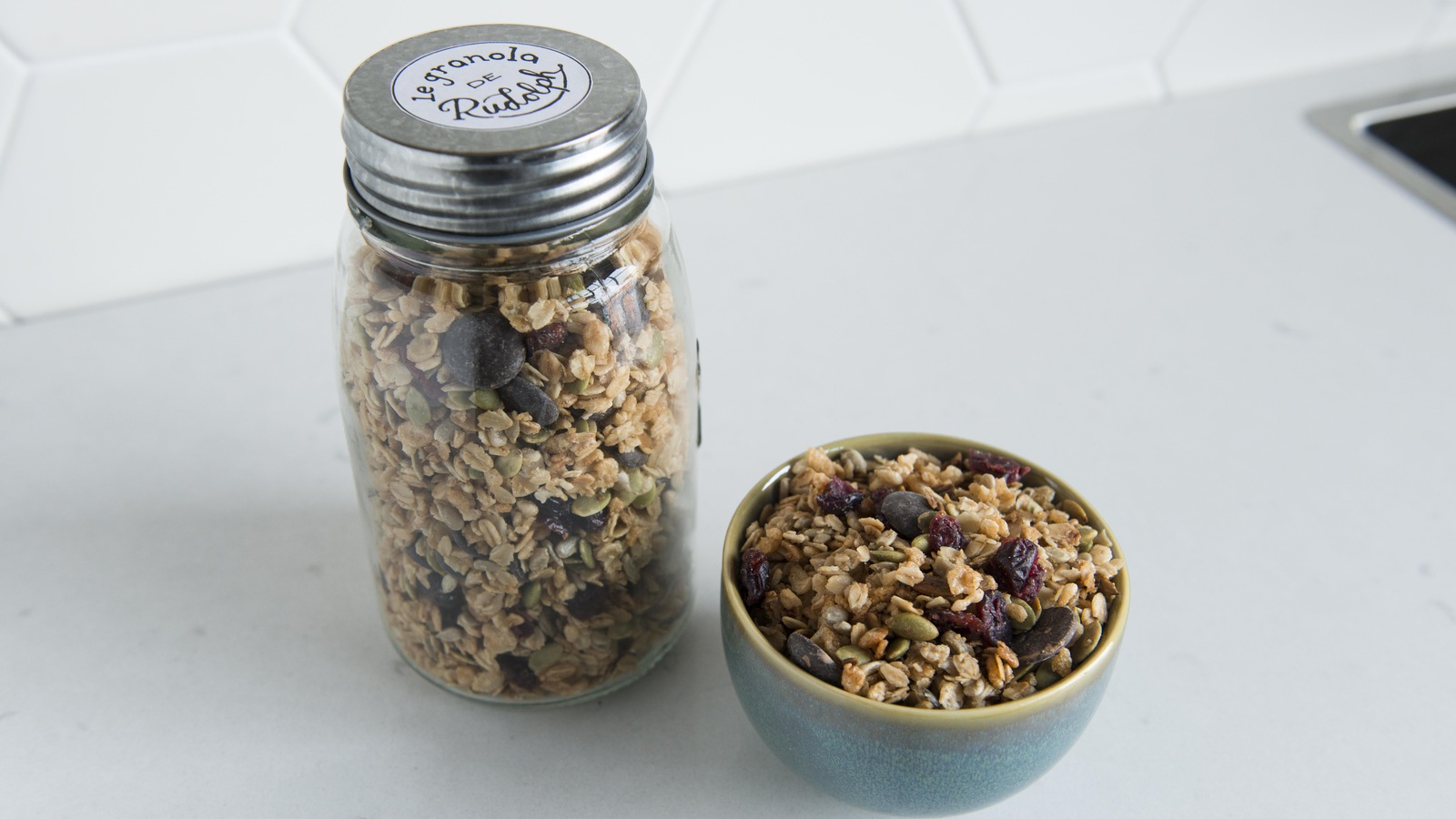 Un bol de granola est à côté d'un pot en verre. Un bol de granola est à côté d'un pot en verre.