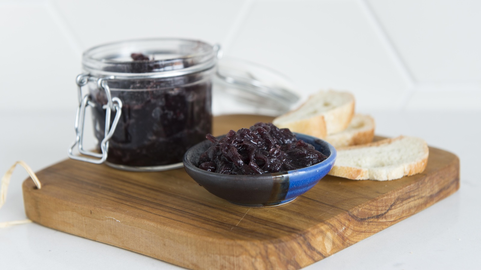 La confiture d'oignons est dans un petit bol de présentation. La confiture d'oignons est dans un petit bol de présentation.