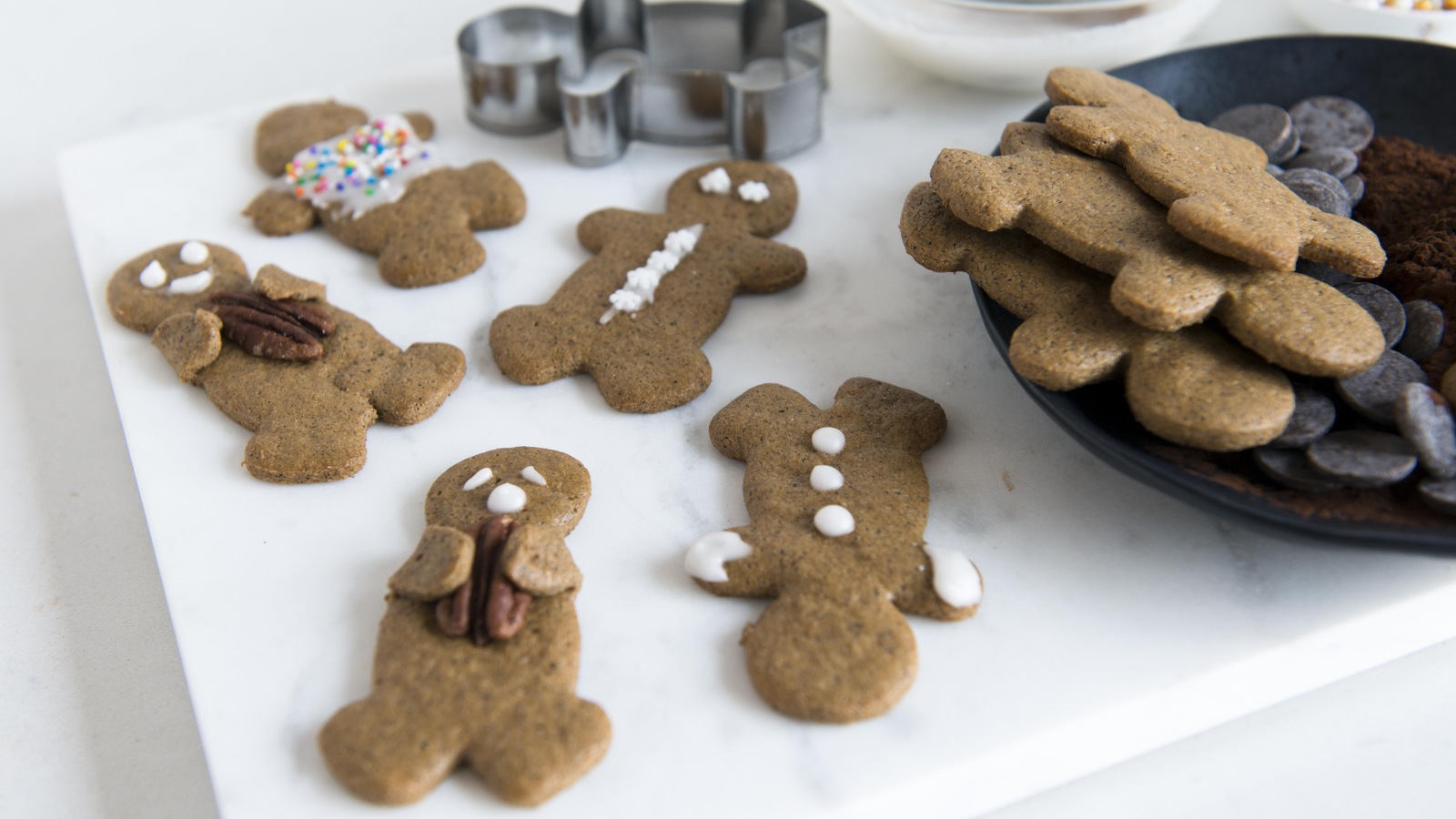 Des biscuits décorés sont disposés sur une planche en marbre. Des biscuits décorés sont disposés sur une planche en marbre.