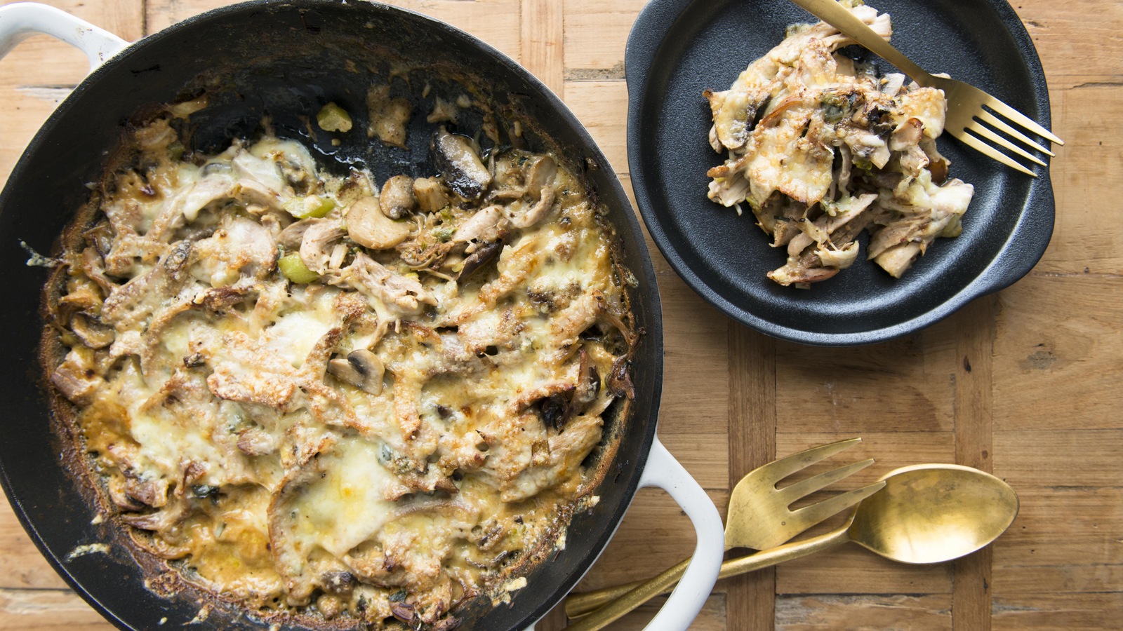 Un gratin dans une poêle en fonte à côté d'une assiette contenant une portion. Un gratin dans une poêle en fonte à côté d'une assiette contenant une portion.