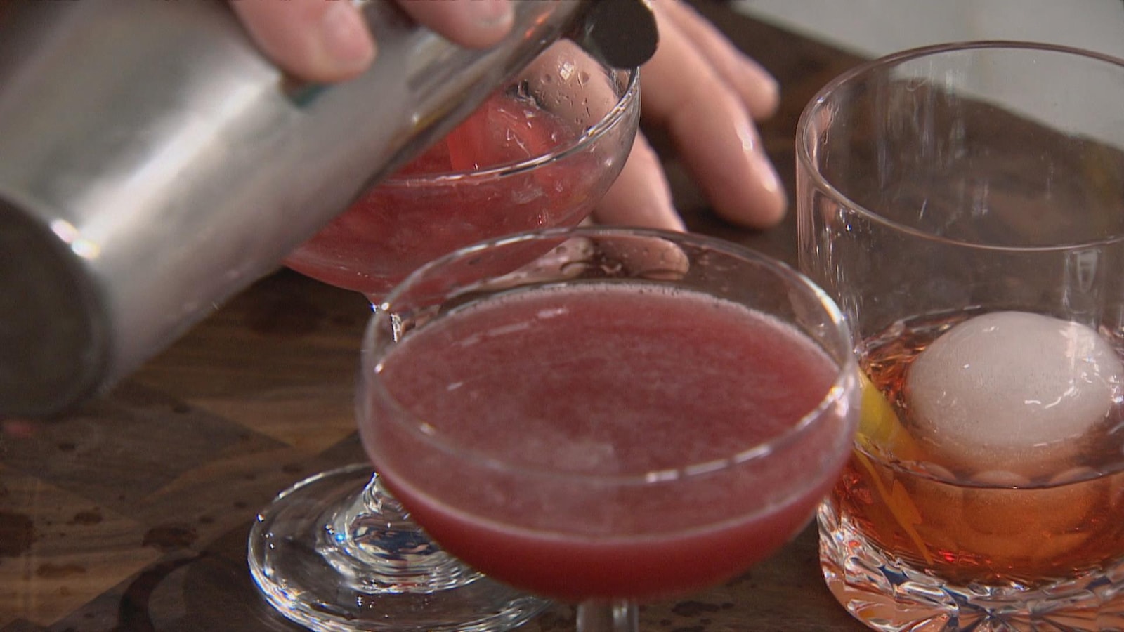 Patrick Huard verse les cocktails dans les verres. Patrick Huard verse les cocktails dans les verres.