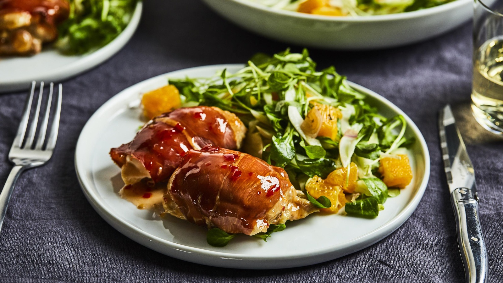 Le plat de poulet, accompagné d'une salade, est disposé dans une assiette sur la table. Le plat de poulet, accompagné d'une salade, est disposé dans une assiette sur la table.