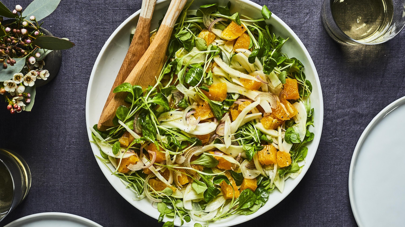 La salade est disposée dans un grand bol rond. La salade est disposée dans un grand bol rond.