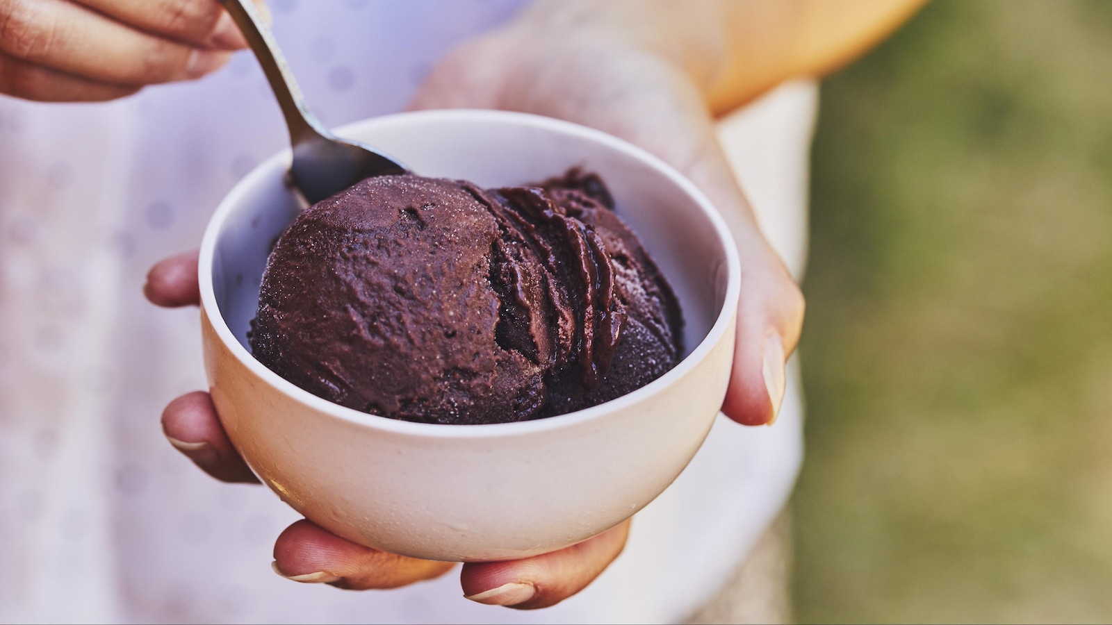 Deux boules de crème glacée sont dans un petit bol. Deux boules de crème glacée sont dans un petit bol.