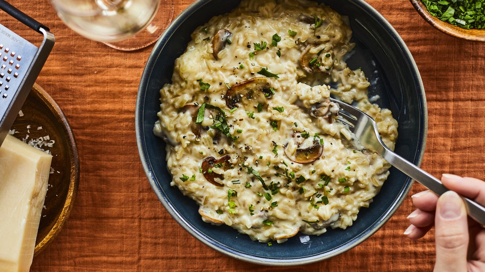 Une fourchette plonge dans un bol de risotto. Une fourchette plonge dans un bol de risotto.