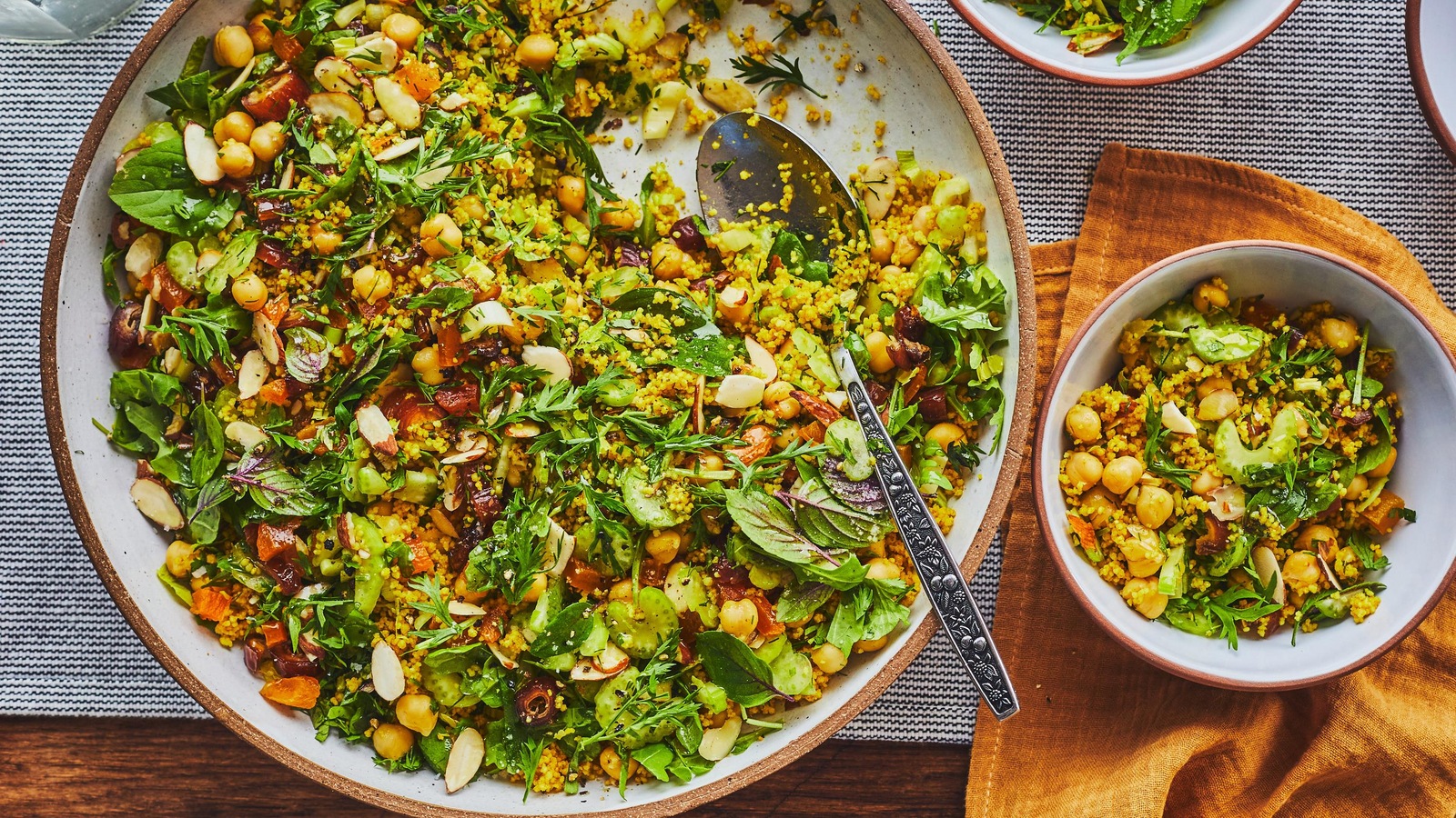 Grand plat de service avec couscous. Grand plat de service avec couscous.