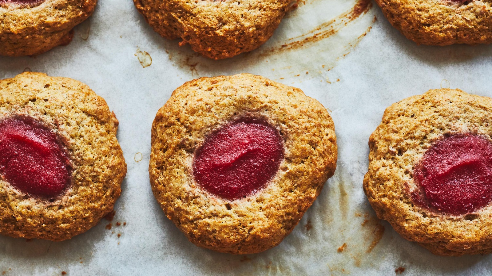 Des galettes sur un papier sulfurisé. Des galettes sur un papier sulfurisé.