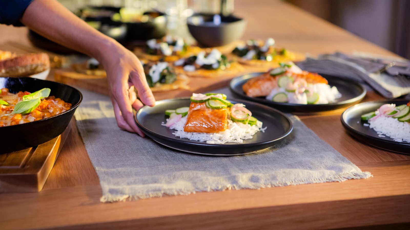 Une table mise avec plusieurs assiettes. Une table mise avec plusieurs assiettes.
