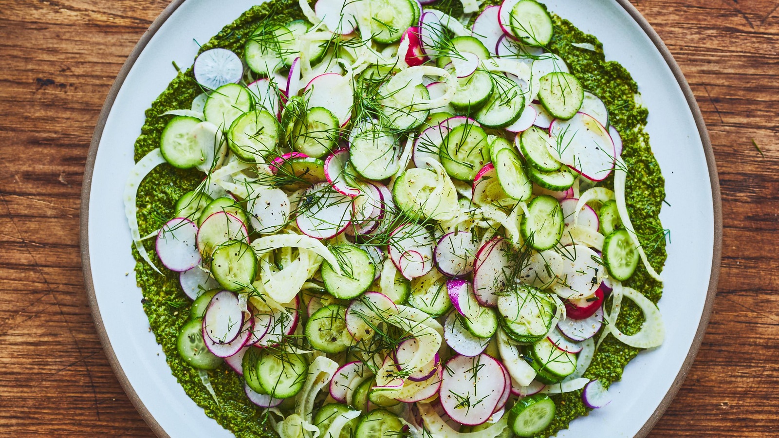 Une assiette avec des légumes en rondelle. Une assiette avec des légumes en rondelle.