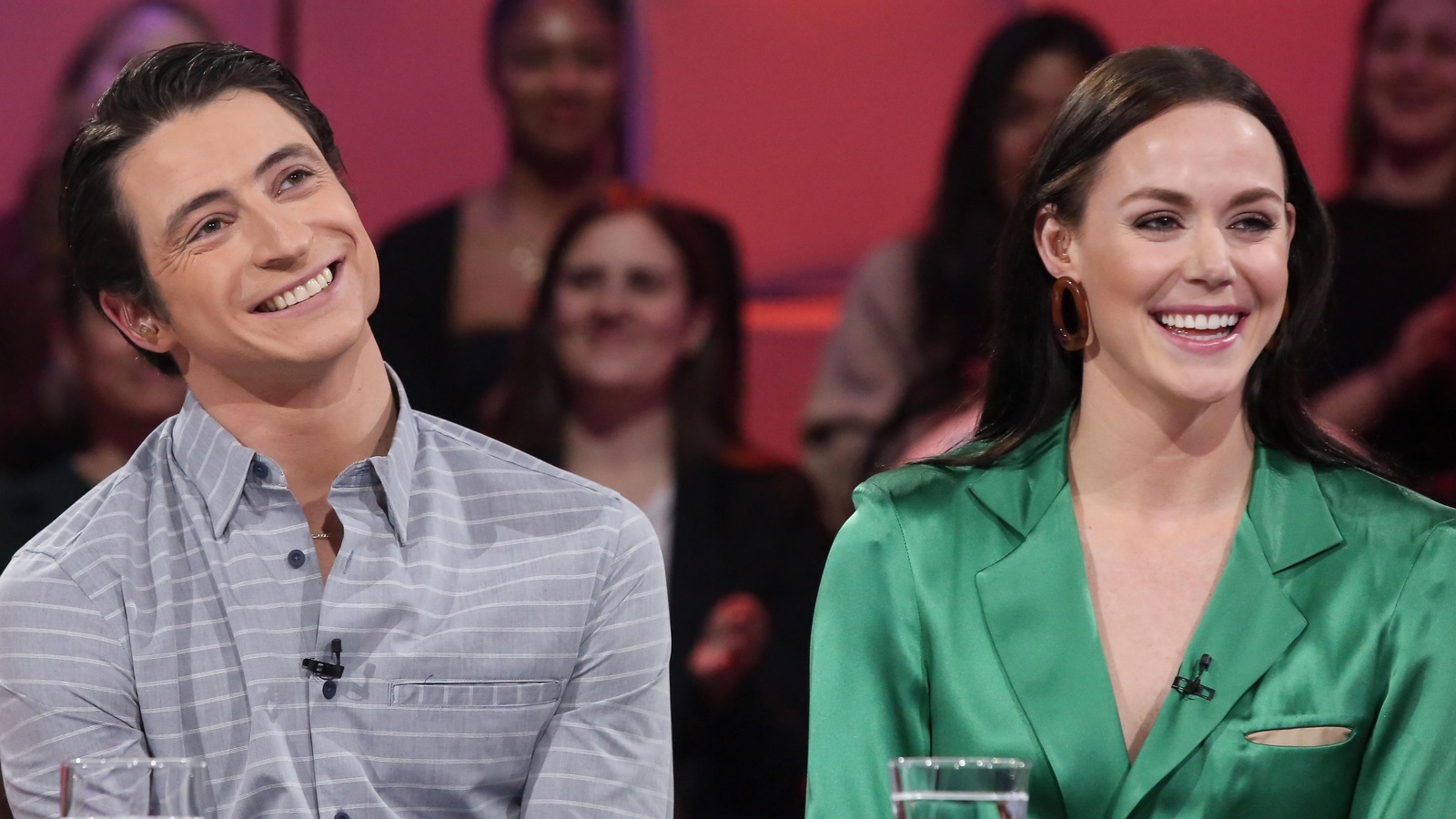 Ils sourient tous les deux. Scott porte une chemise grise à fines lignes blanches. Tessa porte une robe verte. Ils sourient tous les deux. Scott porte une chemise grise à fines lignes blanches. Tessa porte une robe verte.