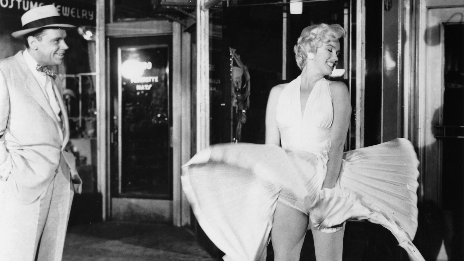 Une femme en robe blanche, dont la jupe vole au-dessus d'une bouche de métro. Une femme en robe blanche, dont la jupe vole au-dessus d'une bouche de métro.