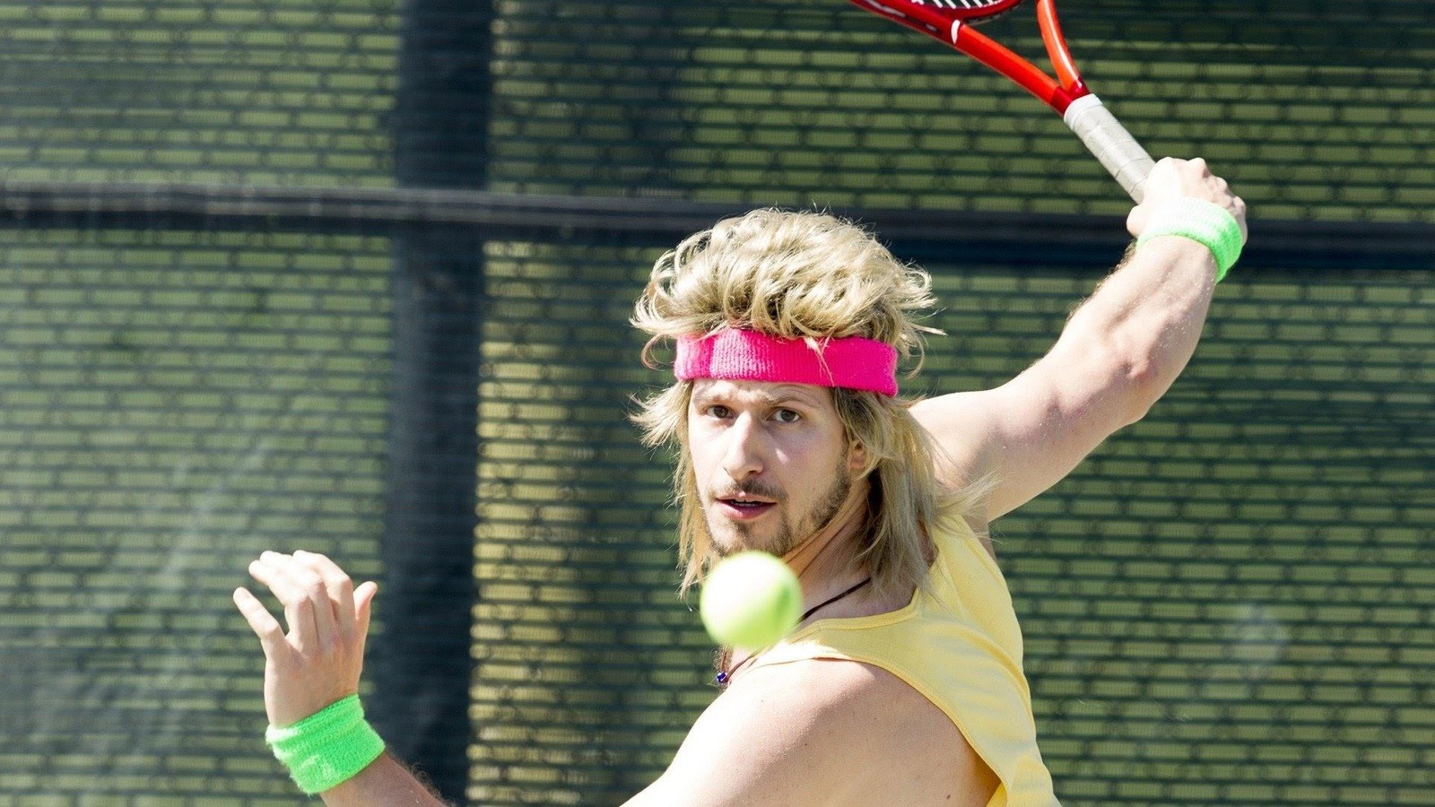 Un joueur de tennis (joué par Andy Samberg) s'apprête à frapper la balle. Un joueur de tennis (joué par Andy Samberg) s'apprête à frapper la balle.