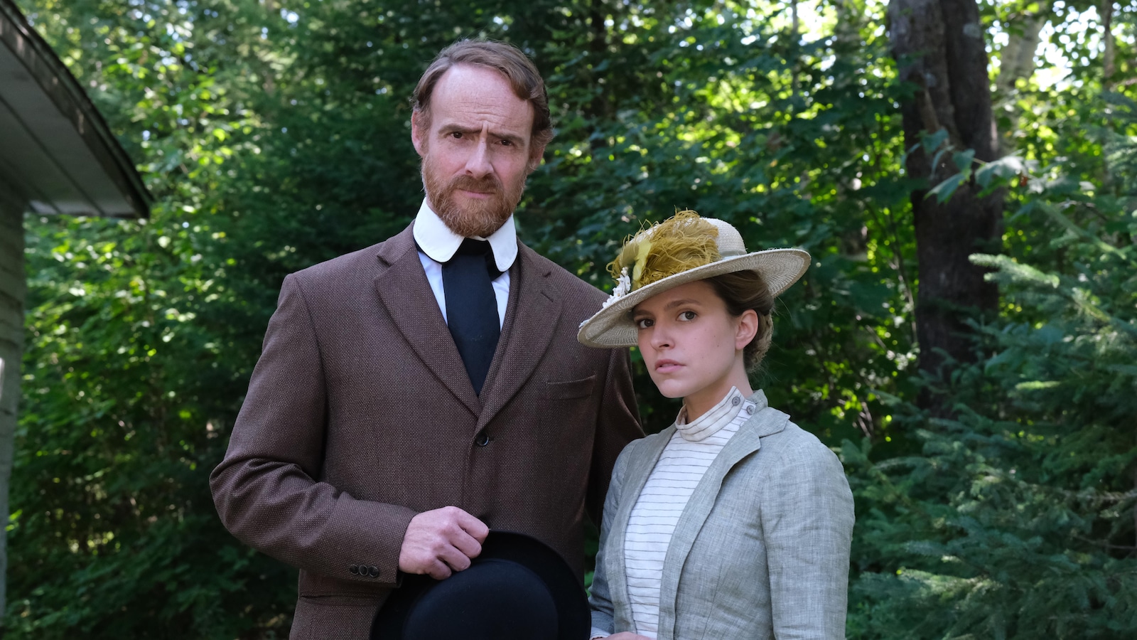 Vincent Leclerc et Sarah-Jeanne Labrosse en habits d'époque élégants pour un mariage dans Les pays d'en haut.