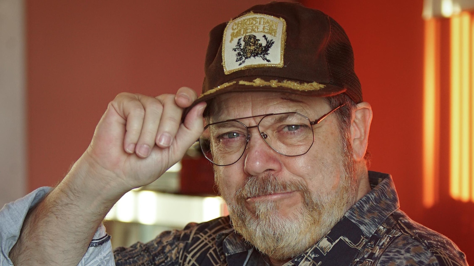 Serge Forest fait un petit salut avec sa casquette.