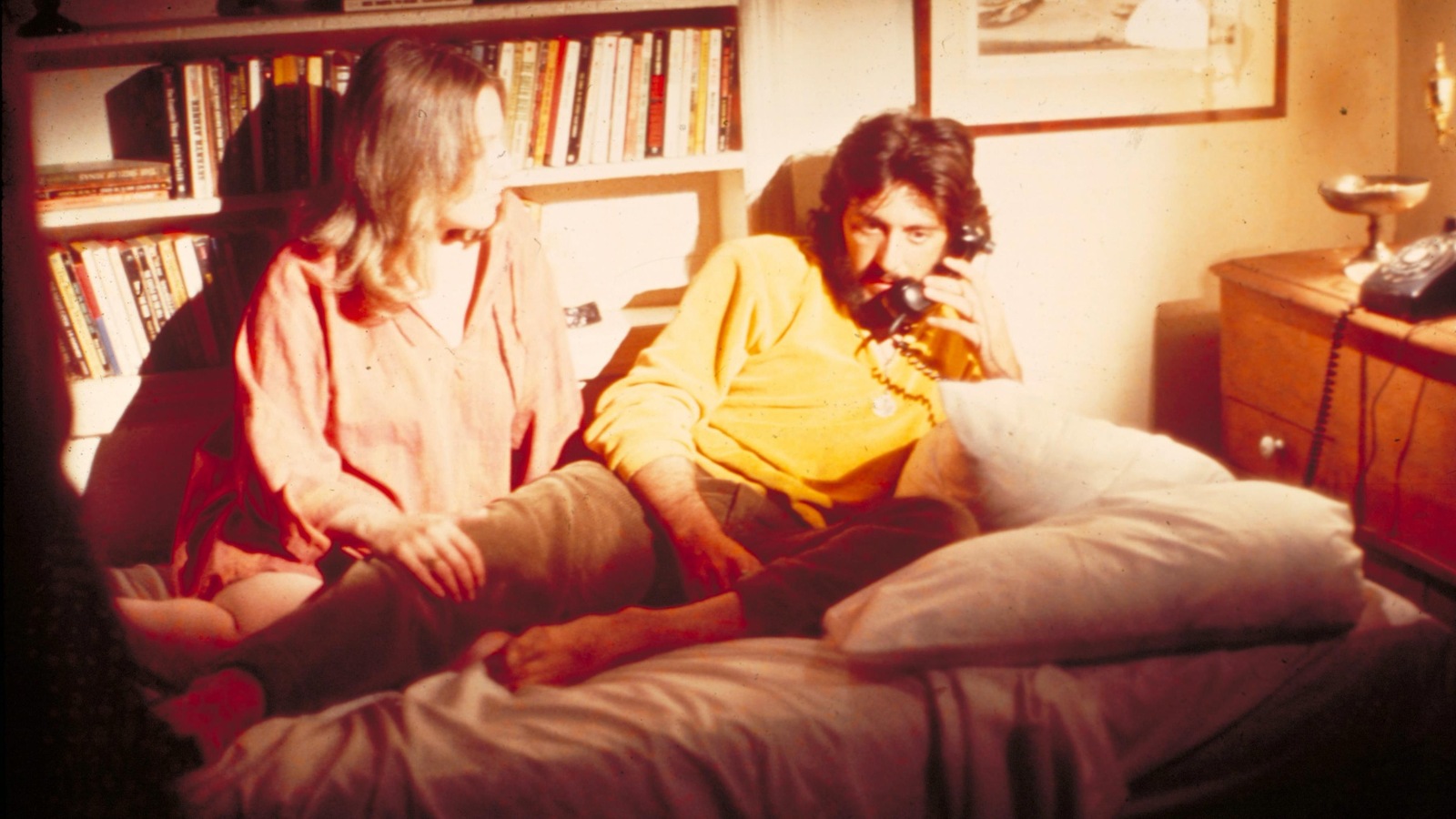 Une femme regarde un homme (Al Pacino) au téléphone, sur un lit. Une femme regarde un homme (Al Pacino) au téléphone, sur un lit.