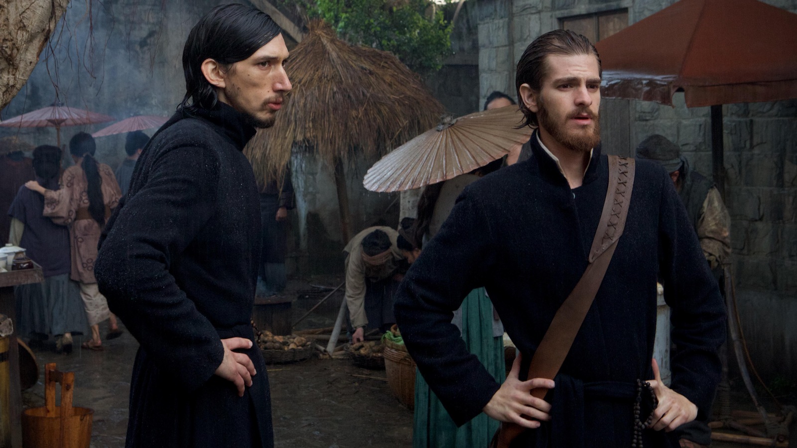 Deux hommes (Adam Driver et Andrew Garfield) habillés en prêtres dans une rue en Asie. Deux hommes (Adam Driver et Andrew Garfield) habillés en prêtres dans une rue en Asie.