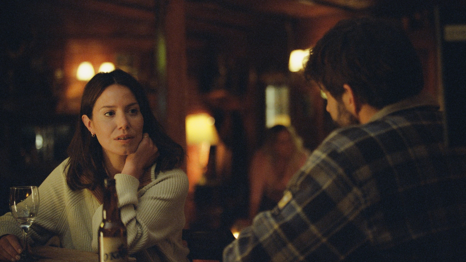 Une femme (Magalie Lépine-Blondeau) parle à un homme (Pierre-Yves Cardinal) dans un bar. Une femme (Magalie Lépine-Blondeau) parle à un homme (Pierre-Yves Cardinal) dans un bar.