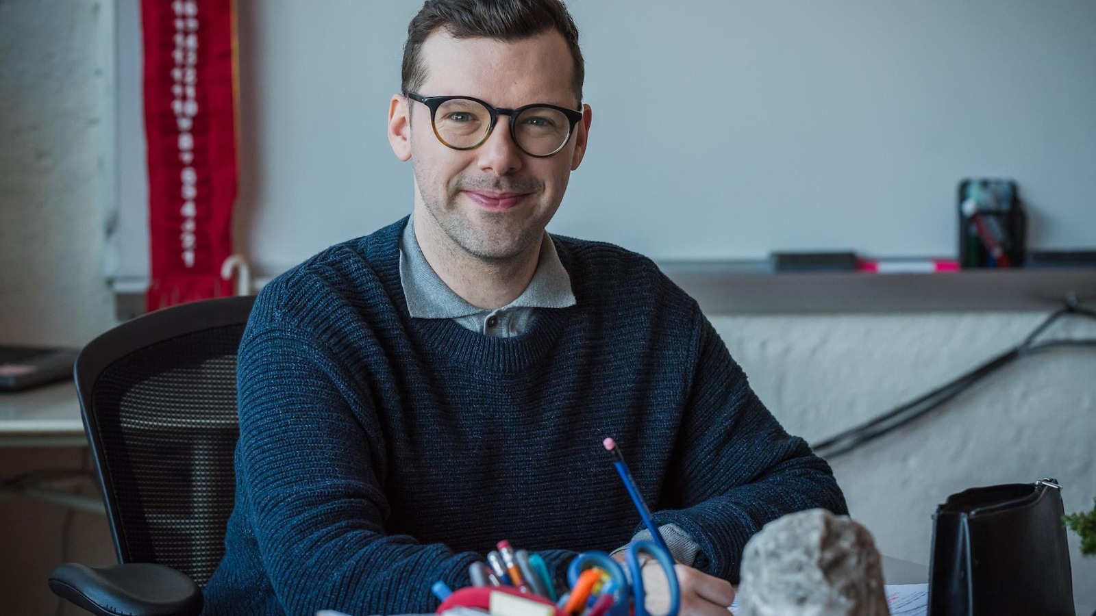 Le prof de Léon, assis à son bureau Le prof de Léon, assis à son bureau