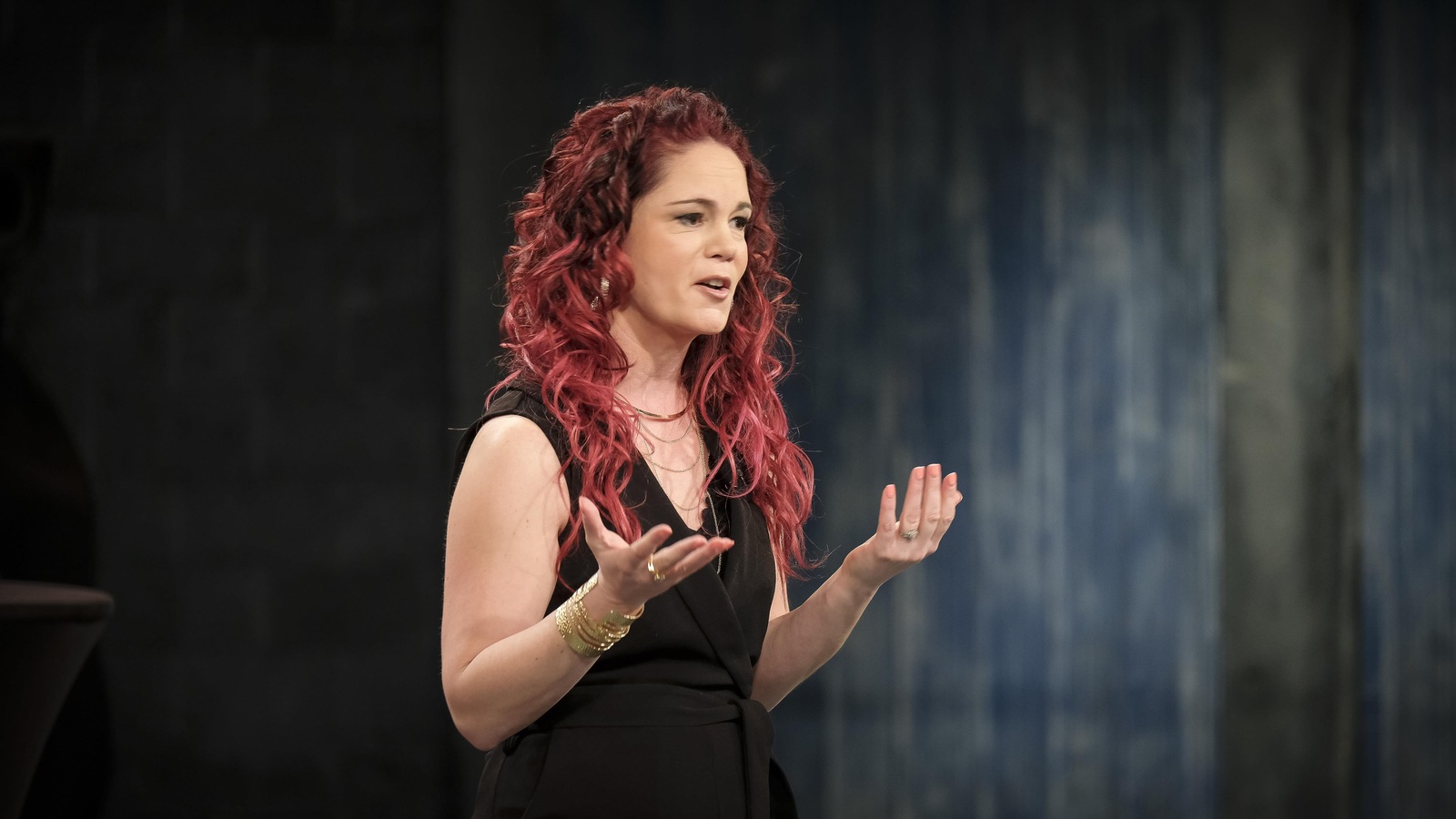 Une jeune femme aux cheveux rouges. Une jeune femme aux cheveux rouges.