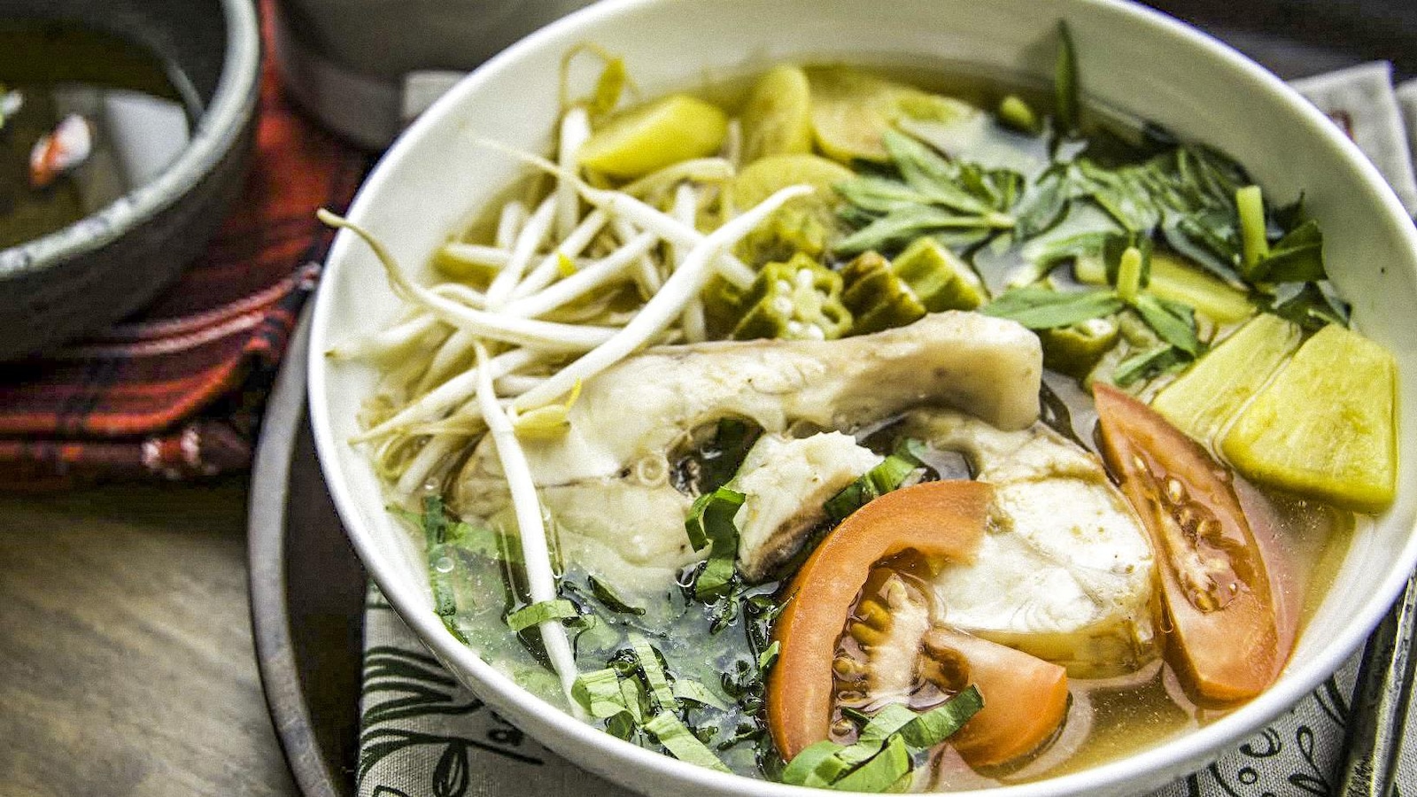 La soupe soupe est dans un bol blanc La soupe soupe est dans un bol blanc