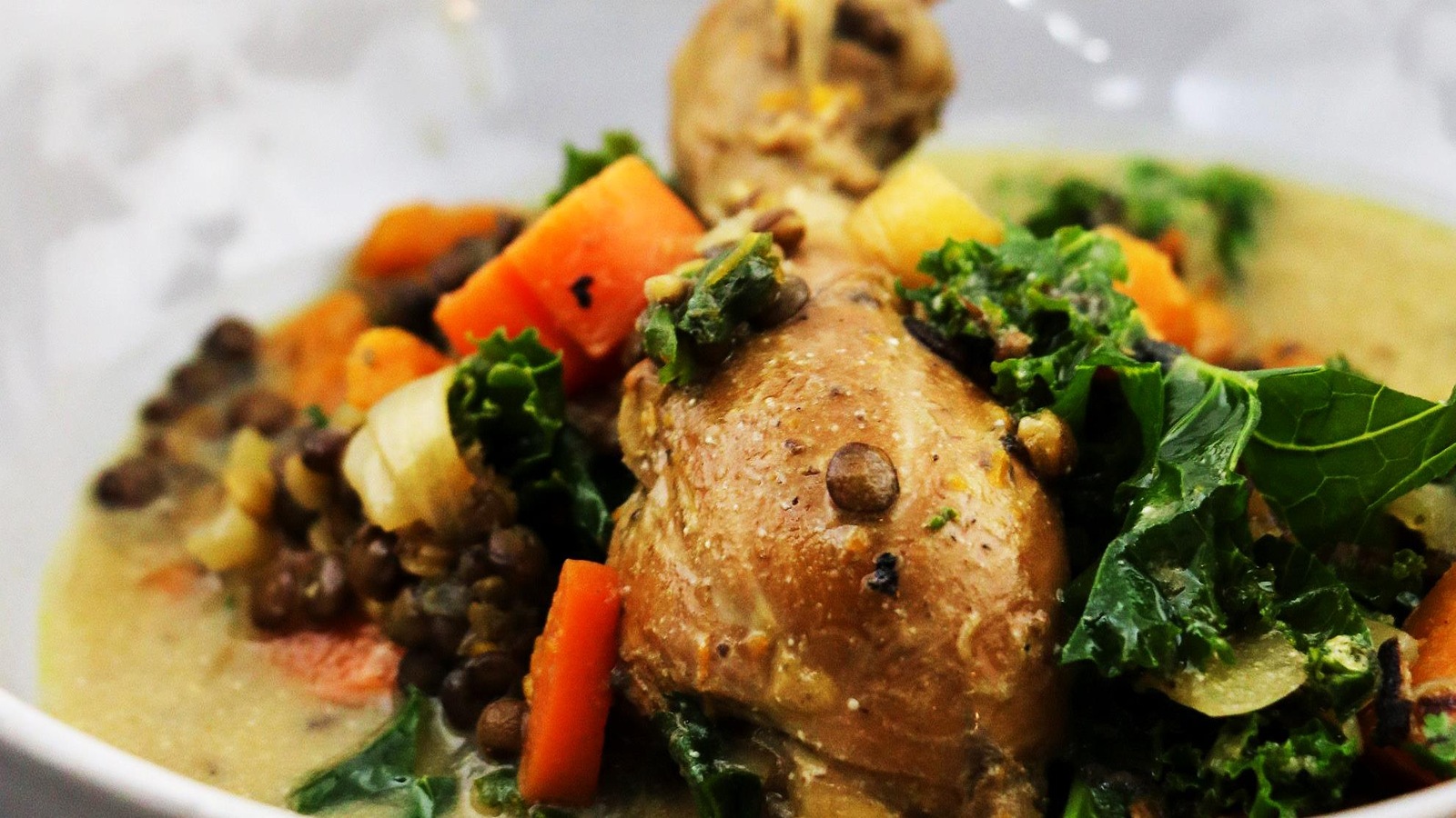 La soupe est dans un bol avec peu de bouillon et beaucoup de légumes. La soupe est dans un bol avec peu de bouillon et beaucoup de légumes.