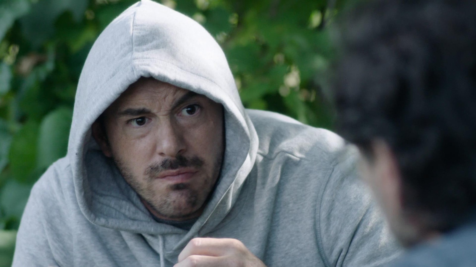 Se cachant dans les buisson, capuchon sur le tête, Dominic Lorc (Fred Eric Salvail) discute avec son psychiatre. Se cachant dans les buisson, capuchon sur le tête, Dominic Lorc (Fred Eric Salvail) discute avec son psychiatre.