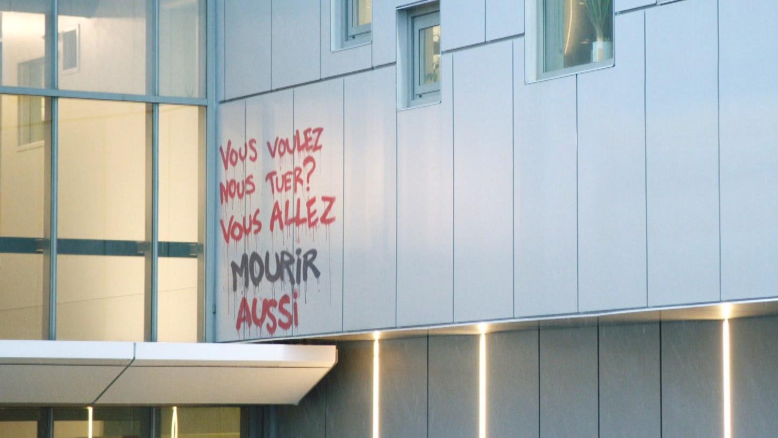 Un graffiti haineux sur l'hôpital Saint-Vincent dans Stat. Un graffiti haineux sur l'hôpital Saint-Vincent dans Stat.