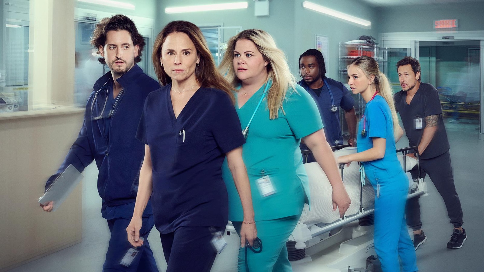 Emmanuelle, Jacob, Isabelle, Marc-Olivier, Sophia et Éric sont dans un corridor de l'hôpital et amènent une civière. Emmanuelle, Jacob, Isabelle, Marc-Olivier, Sophia et Éric sont dans un corridor de l'hôpital et amènent une civière.