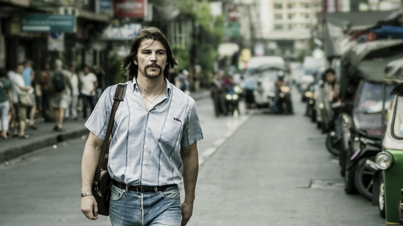 Un homme (Josh Hartnett) marche au milieu d'une rue en pleine ville. Un homme (Josh Hartnett) marche au milieu d'une rue en pleine ville.
