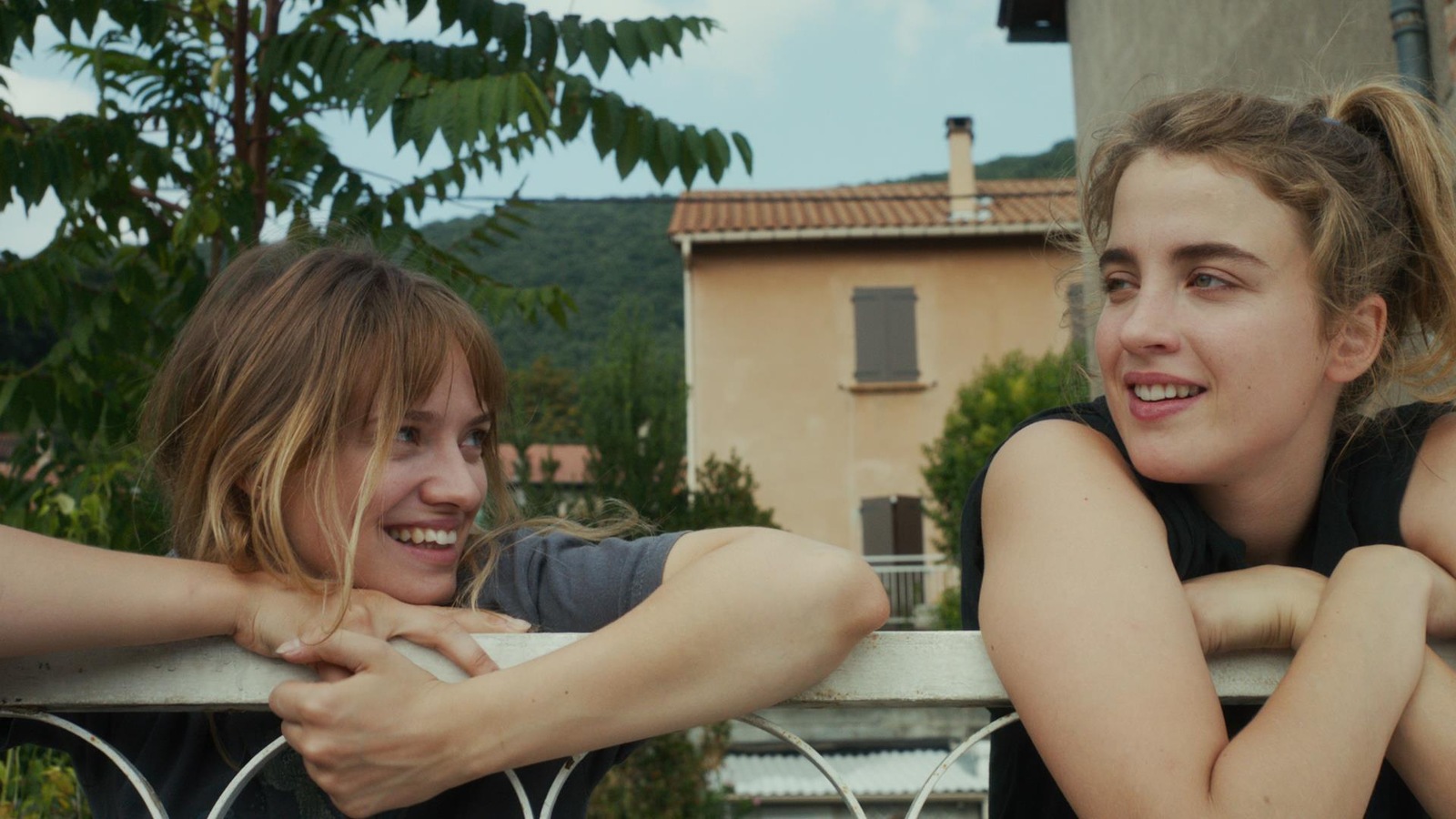 Deux jeunes filles (Sara Forestier et Adèle Haenel) adossées contre une rambarde, souriantes. Deux jeunes filles (Sara Forestier et Adèle Haenel) adossées contre une rambarde, souriantes.