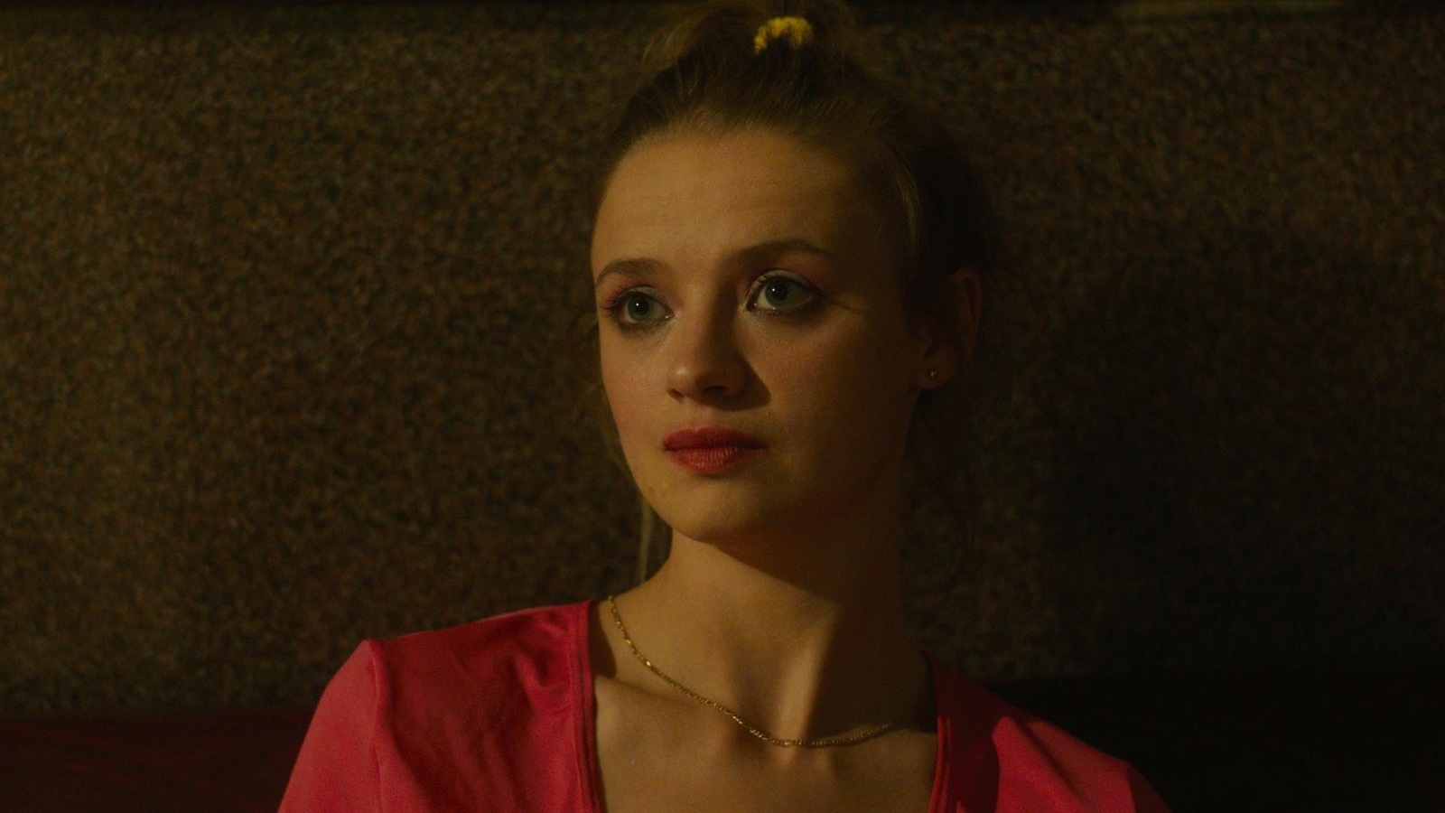 Une jeune fille (Sara Forestier) habillée en rouge, assise. Une jeune fille (Sara Forestier) habillée en rouge, assise.