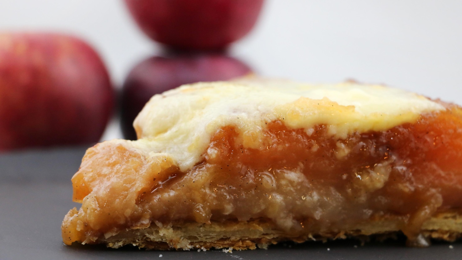 Une pointe en premier plan et des pommes à l'arrière. Une pointe en premier plan et des pommes à l'arrière.