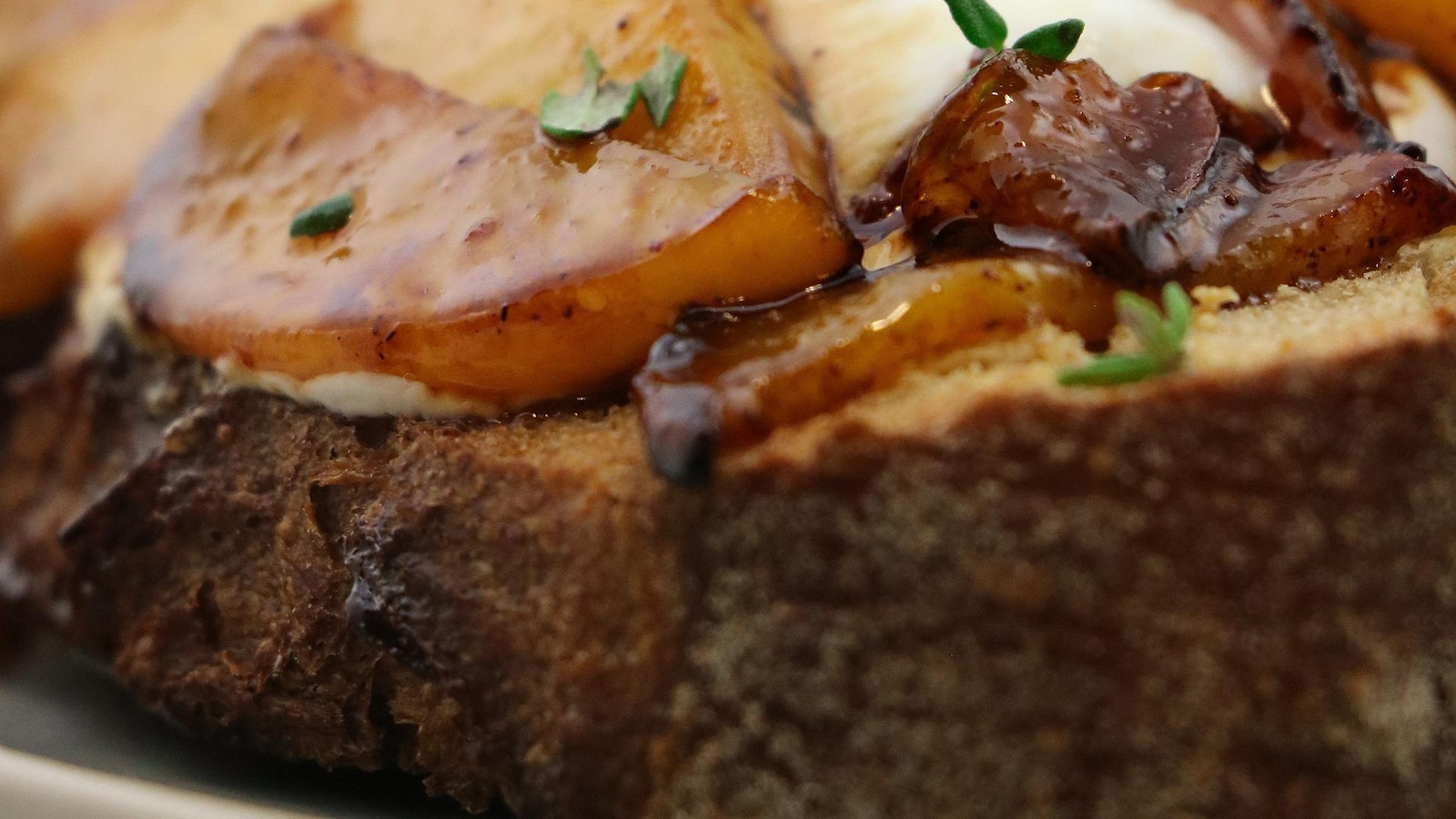Rôtis avec des aliments dessus. Rôtis avec des aliments dessus.