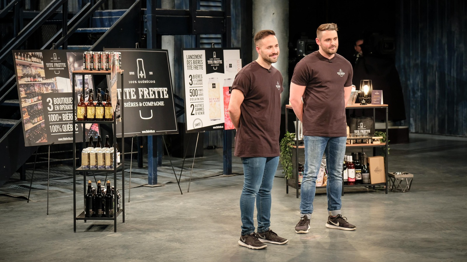 Les deux hommes présentent leurs boutiques de bières aux dragons. Les deux hommes présentent leurs boutiques de bières aux dragons.