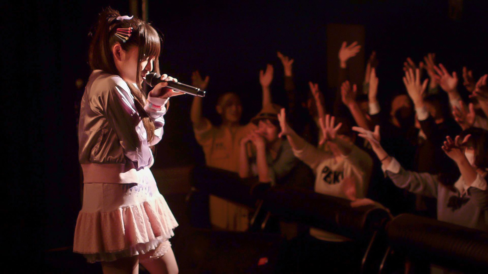 Une jeune pop star japonaise devant son public Une jeune pop star japonaise devant son public