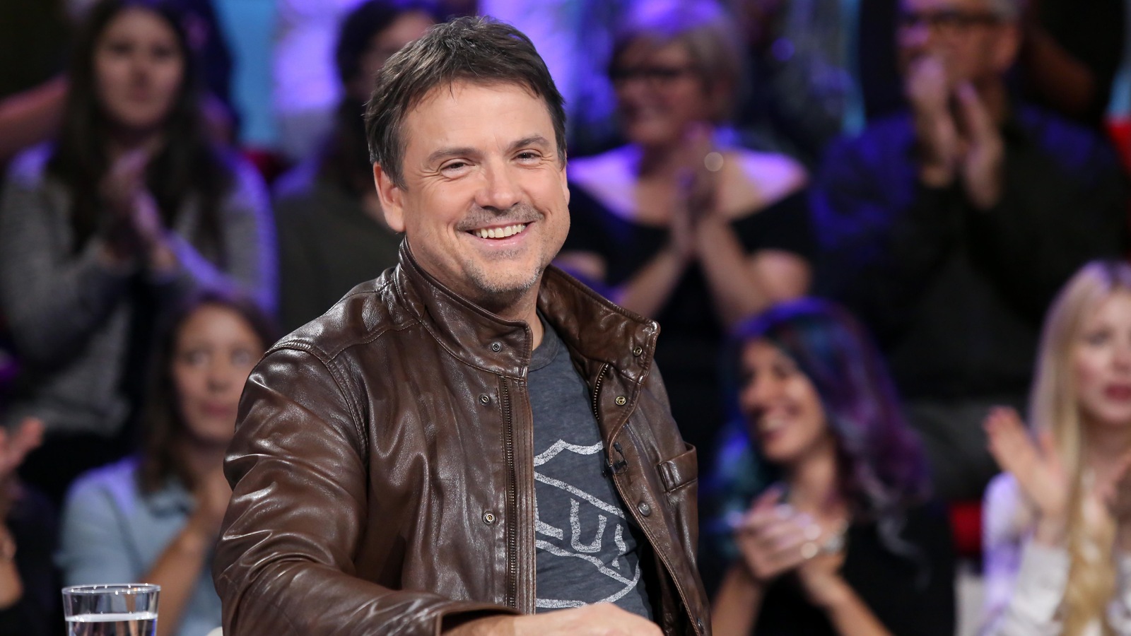 Assis sur le plateau, Claude Legault sourit Assis sur le plateau, Claude Legault sourit