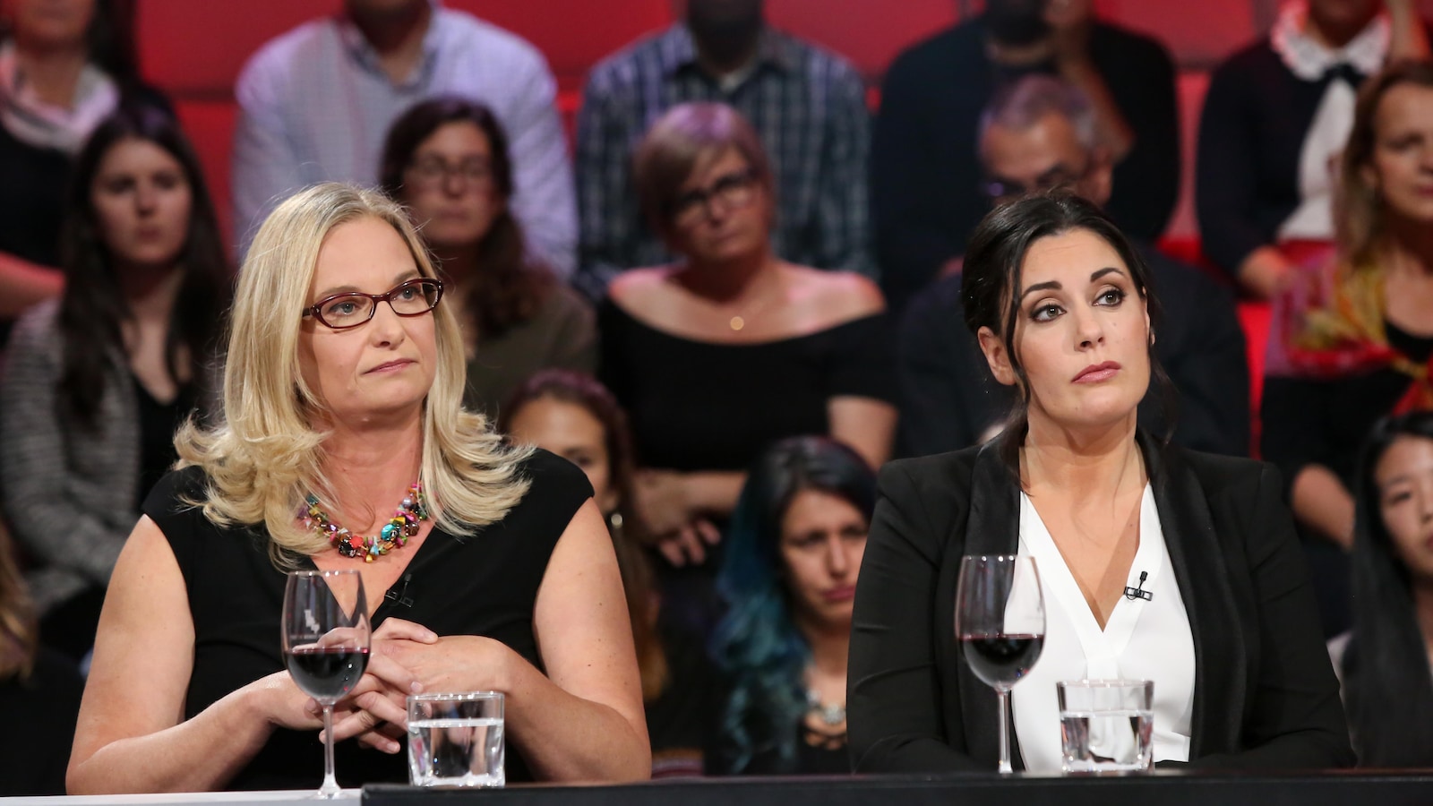 Assises sur le plateau de Tout le monde en parle, Katia Gagnon et Stéphanie Vallet écoutent la question de l'animateur. Assises sur le plateau de Tout le monde en parle, Katia Gagnon et Stéphanie Vallet écoutent la question de l'animateur.