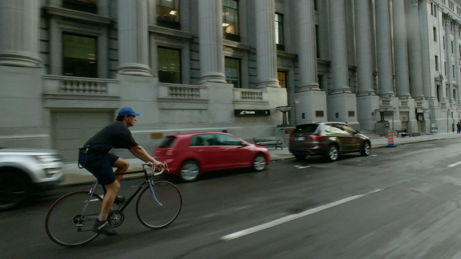 Un homme (Guillaume Laurin) à vélo dans une rue de Montréal. Un homme (Guillaume Laurin) à vélo dans une rue de Montréal.