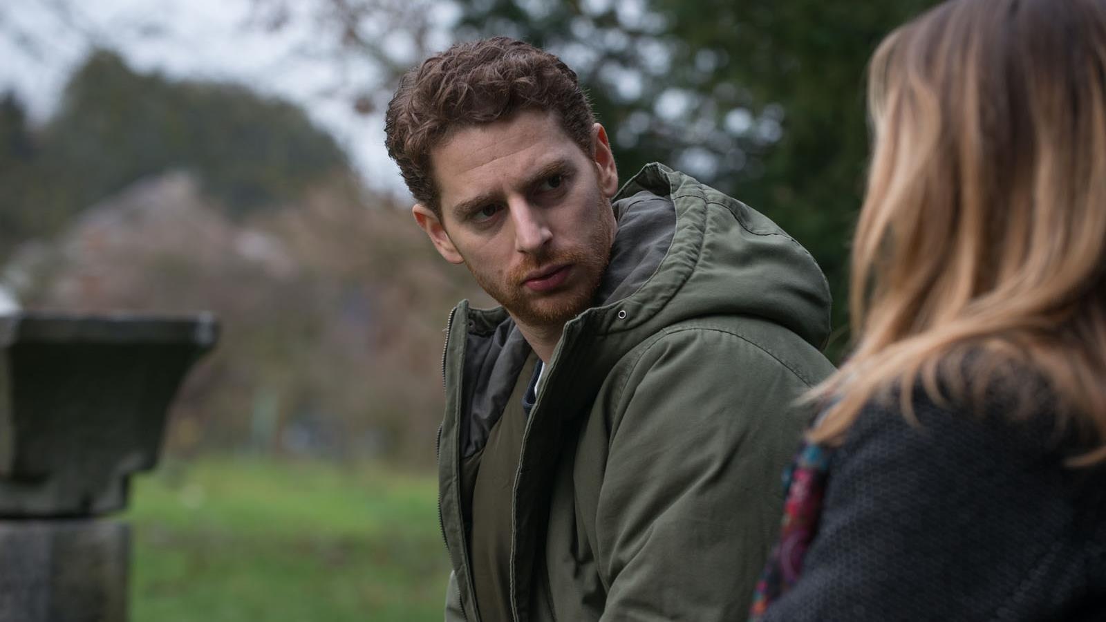 Un jeune homme (Pablo Pauly) assis, regarde une jeune femme sur sa droite. Un jeune homme (Pablo Pauly) assis, regarde une jeune femme sur sa droite.