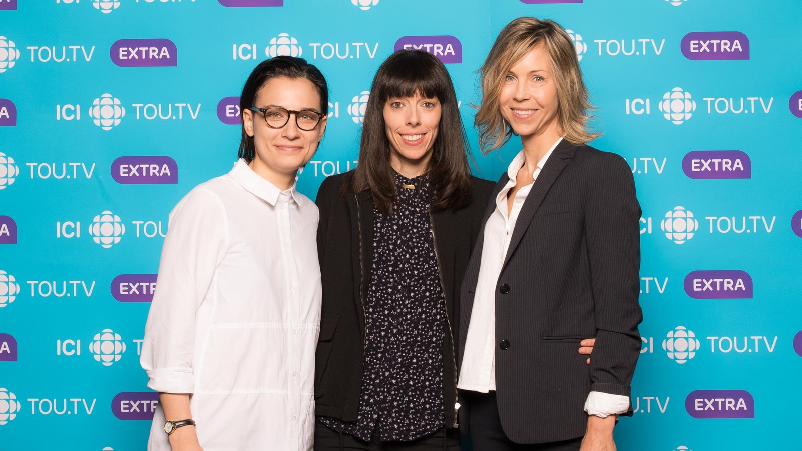 Les trois femmes posent devant le fond ICI Tou.tv Extra. Les trois femmes posent devant le fond ICI Tou.tv Extra.