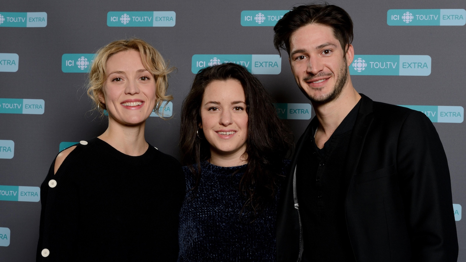 Les 3 comédiens posent devant un fond ICI TOU.TV Extra. Les 3 comédiens posent devant un fond ICI TOU.TV Extra.