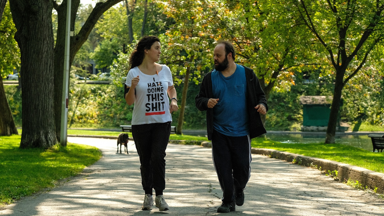 Les deux personnages de Trop font du jogging dans un parc.